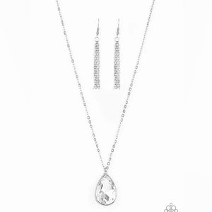 💥3/$15💥Paparazzi So Obvious White Necklace